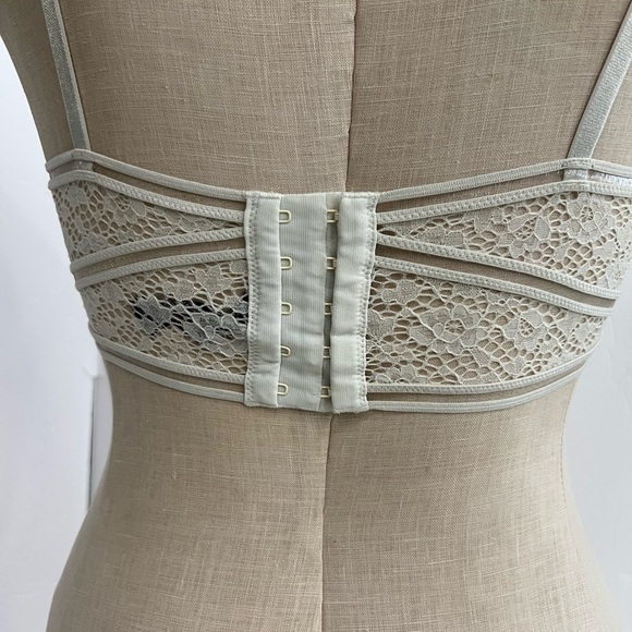 VICTORIA  SECERT 💕White  Lacey bralette👙ADJUSTABLE STRAPS⭐️⭐️size S - Picture 4 of 10